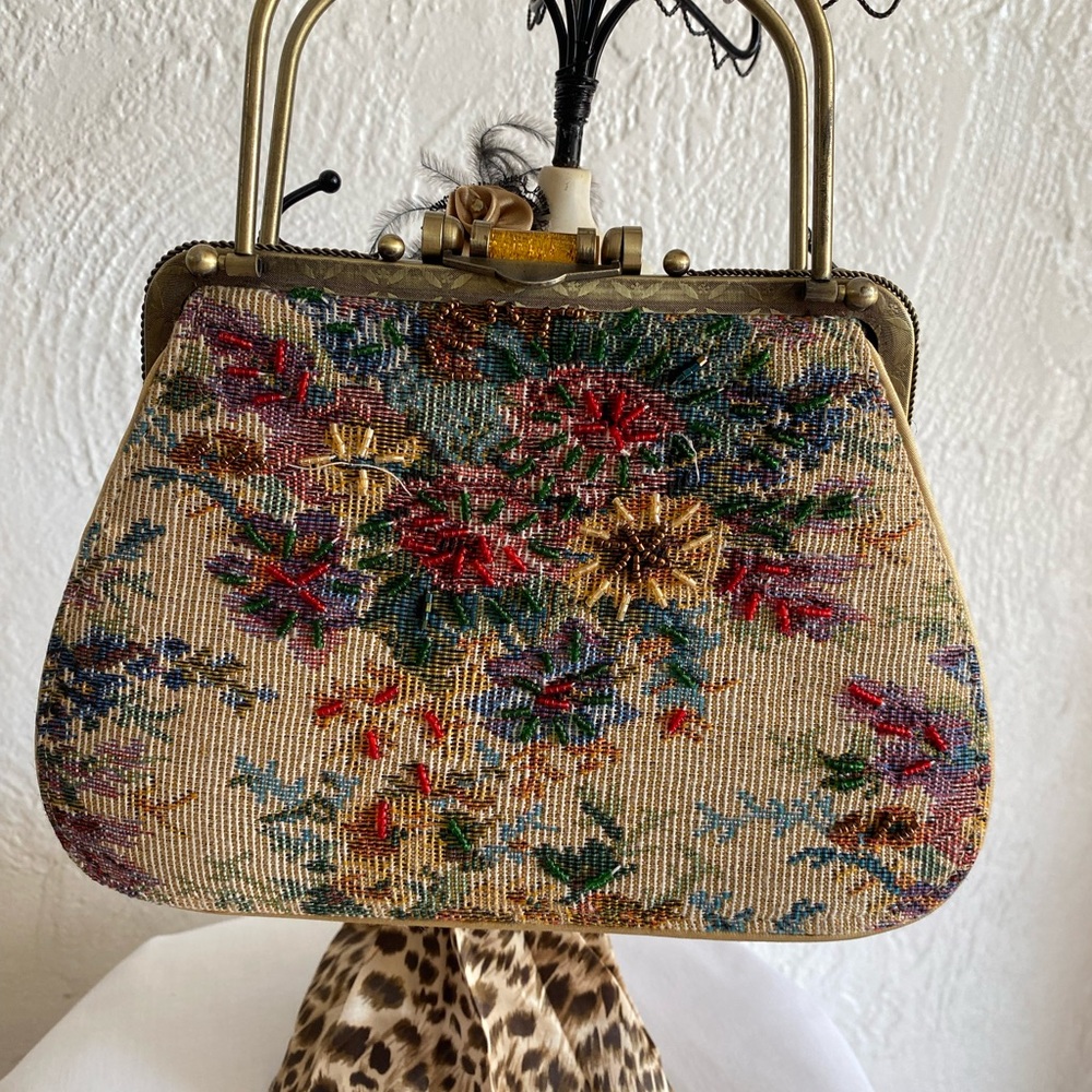 Vintage Floral Tapestry Handbag with an amazing design